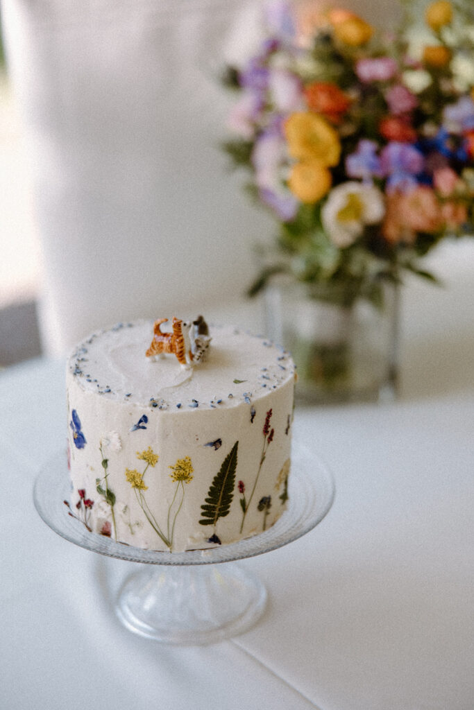 garden wedding cake with cats